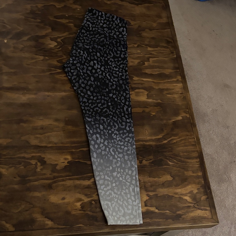 Old Navy Black and Gray Patterned Leggings
